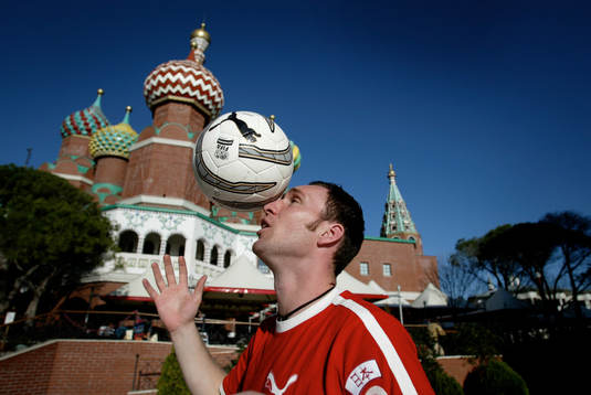 Niklas Skoog lattjar med en boll utanför Hotell Kremlin