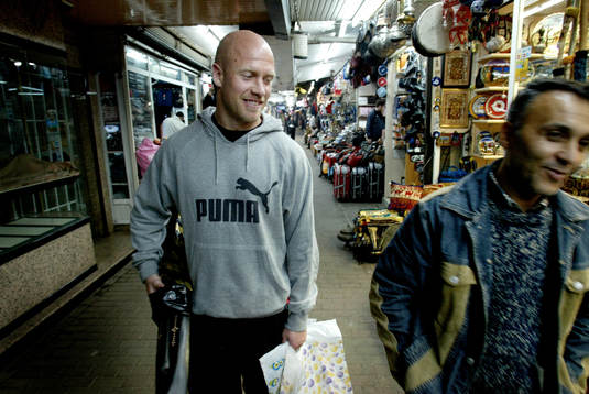 Olof Persson handlar på en marknad i Antalya Centrum