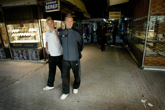 Markus Rosenberg och Lee Baxter handlar på en marknad i