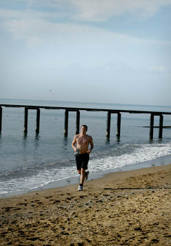 Daniel Andersson joggar på stranden