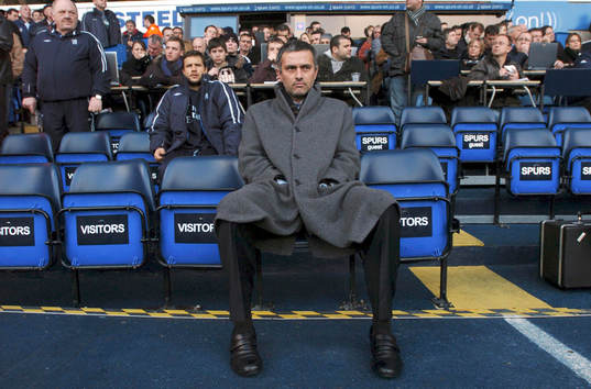 Chelseas tränare Jose Mourinho på bänken