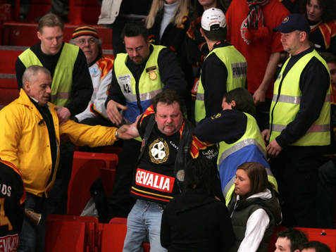 En Brynäs suporter tas om hand av vakterna på läktaren