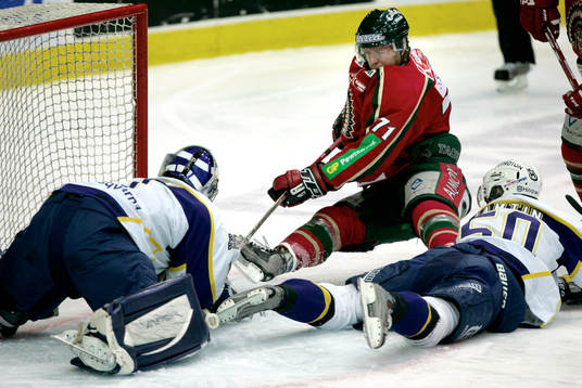 tomi Kallio, Frölunda lyckas sånär sätta pucken bakom