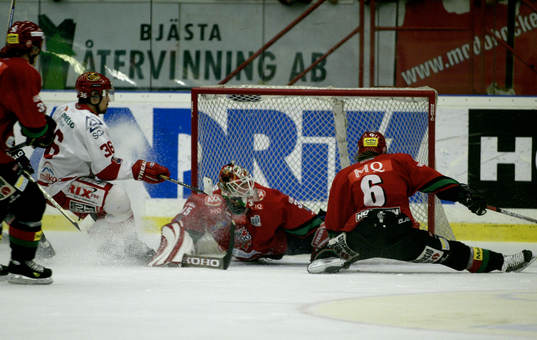 Kristian Gahn gör 2-2 för Timrå
