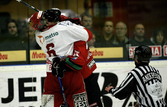 Slagsmål mellan Dan Hinote, Modo och Aki-Petteri Berg,