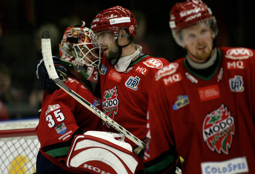 Adrian Aucoin och Tommy Salo kramar om varandra