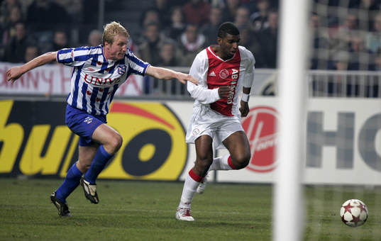 Petter Hansson försöker stoppa Ryan Babel