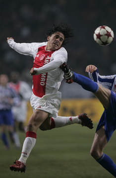 Underbare dribblern Mauro Rosales får en spark