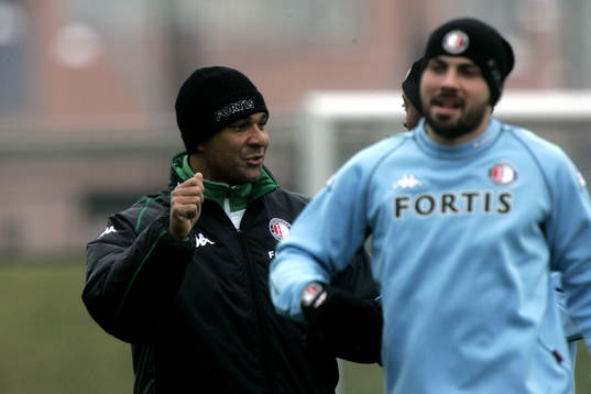 Ruud Gullit, tränare och svensken Alexander Östlund