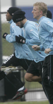 Alexander Östlund och onsdagens 2-målsskytt Dirk Kuyt