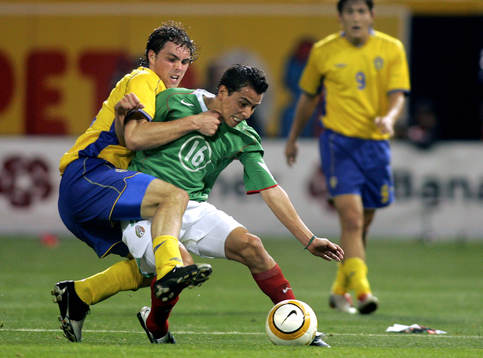 Johan Elmander, Sverige och Mario Mendez, Mexico