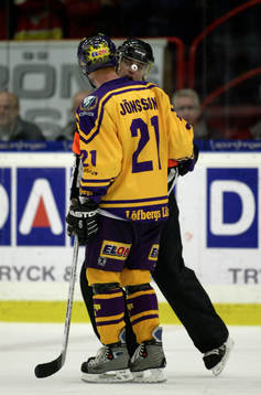 Jörgen Jönsson samtalar med domaren Lars Johan Ryhed