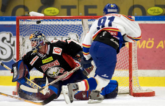 Malmö - Djurgården: Mariusz Czerkawski lägger in pucken