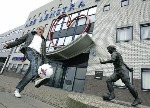Lasse Nilsson  jonglerar framför Abe Lenstra-stadion