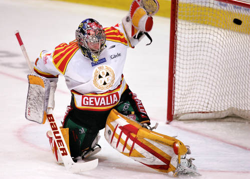 Johan Holmqvist, målvakt Brynäs hade en tung första
