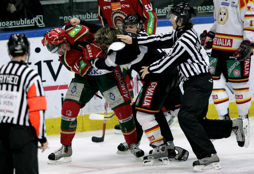 Magnus Kahnberg, Frölunda rök ihop med Chris Phillips,