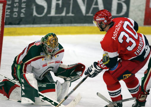 Henrik Lundqvist, målvakt, Frölunda överlistas av Scott
