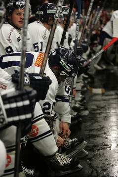 Bås, ishockeybås, skridskor, utrustning, klubbor