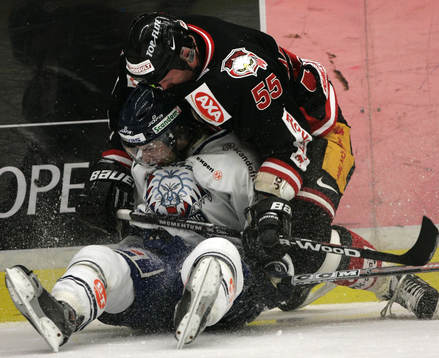 Peter Andersson trycker till Johan Lindström