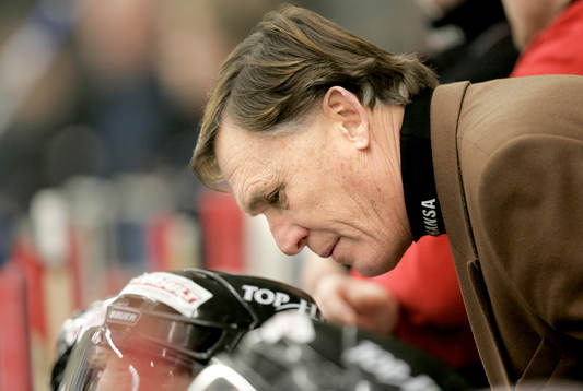 Dan Hobér, Malmö, manar på sina mannar