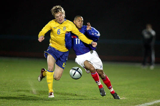 Gael Clichy, och Sebastian Larsson, Sverige