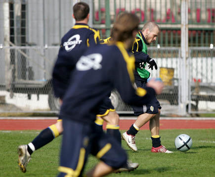 Fredrik Ljungberg driver bollen