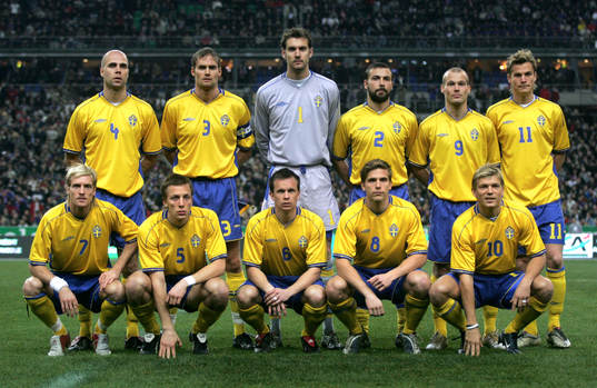 Bakre fr.v. Teddy Lucic, Olof Mellberg, Andreas Isaksson,