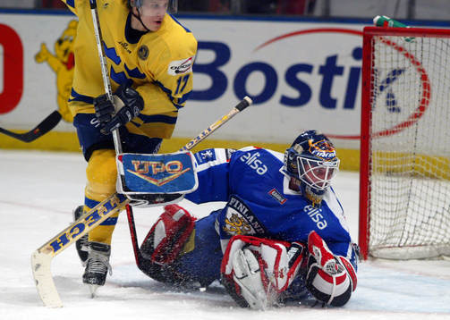 Jonathan Hedström och Pasi Nurminen, målvakt, Finland,