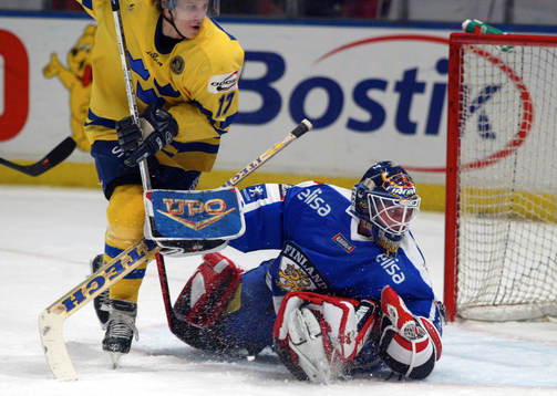 Jonathan Hedström och Pasi Nurminen, målvakt, Finland,