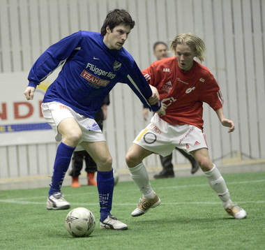 Degerfors - Motala, en Motala-spelare håller undan för en