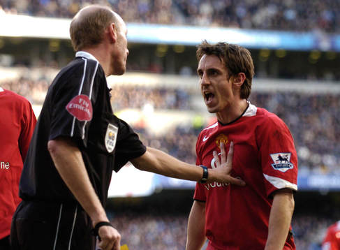 Gary Neville och Steve Bennett, domare