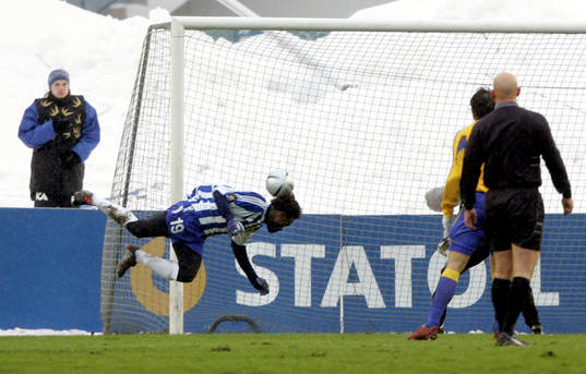 Peter Ijeh, Göteborg nickar in 3-0 målet