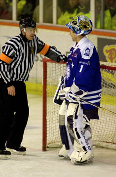 Morgan Johansson, domare och Johan Hedberg, målvakt,
