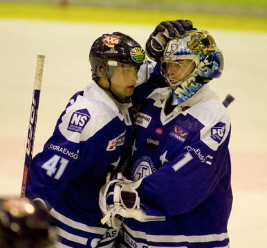 Örjan Lindmark och Johan Hedberg, målvakt, jubel