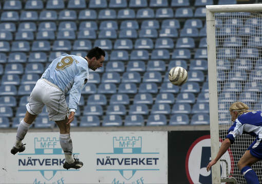 Niklas Skoog nickar mot mål