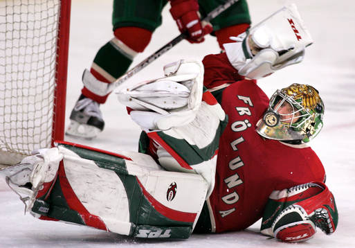 Henrik Lundqvist, målvakt Frölunda gör en räddning utan