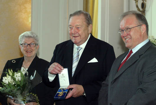 Lennart Johansson, president, UEFA tar emot Illis quorum i