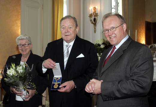 Lennart Johansson, president, UEFA tar emot Illis quorum i
