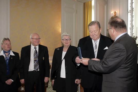 Lennart Johansson, president, UEFA tar emot Illis quorum i