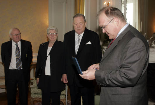 Lennart Johansson, president, UEFA tar emot Illis quorum i