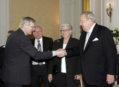 Lennart Johansson, president, UEFA tar emot Illis quorum i