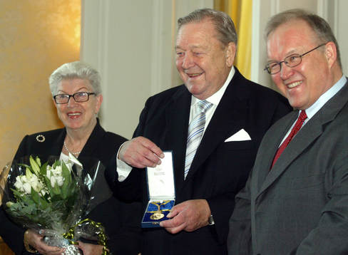 Lennart Johansson, president, UEFA tar emot Illis quorum i