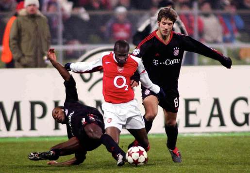 Arsenal's Lauren stoppas av Münchens Torsten Frings och