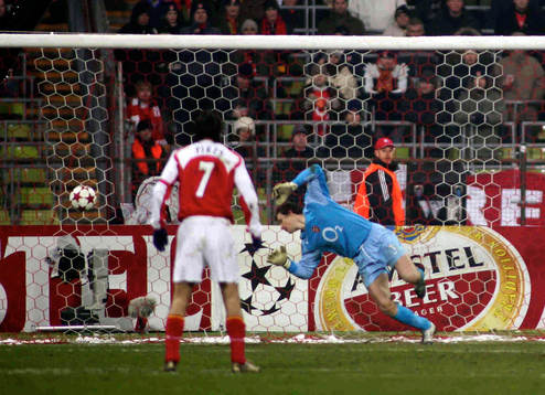 Arsenal's Jens Lehmann ser på när Münchens andra mål