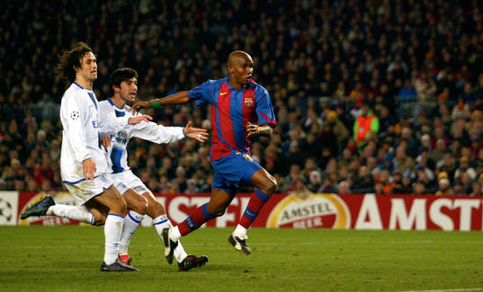 Samuel Eto'o, Barcelona gör mål mellan Chelsea's Ricardo