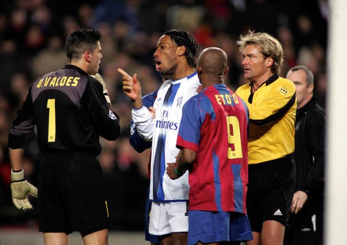 Chelsea's Didier Drogba diskuterar med Barcelona's målvakt
