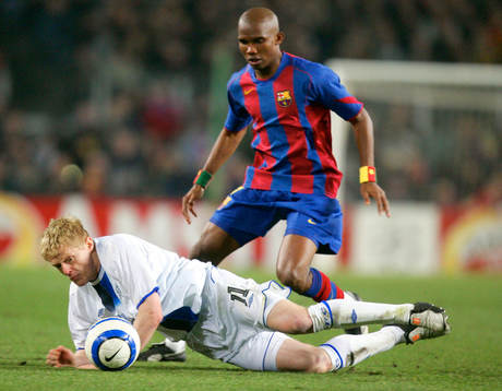 Chelsea's Damien Duff mot Barcelona's Samuel Eto'o.n