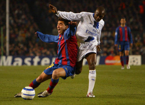 Barcelona's Deco och Chelsea's Claude Makelele i närkamp