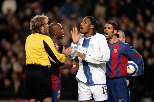 Didier Drogba , domare, Anders Frisk, Rafael Marquez och