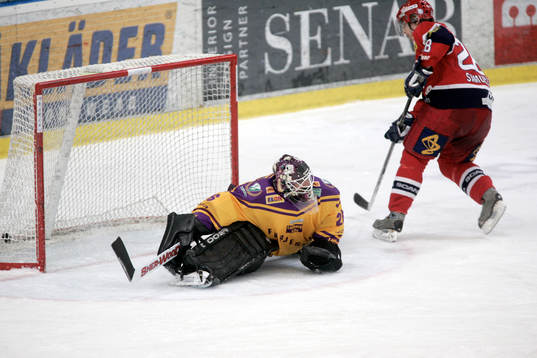 Mikael Samuelsson, Södertälje, sätter 1-1 pucken på